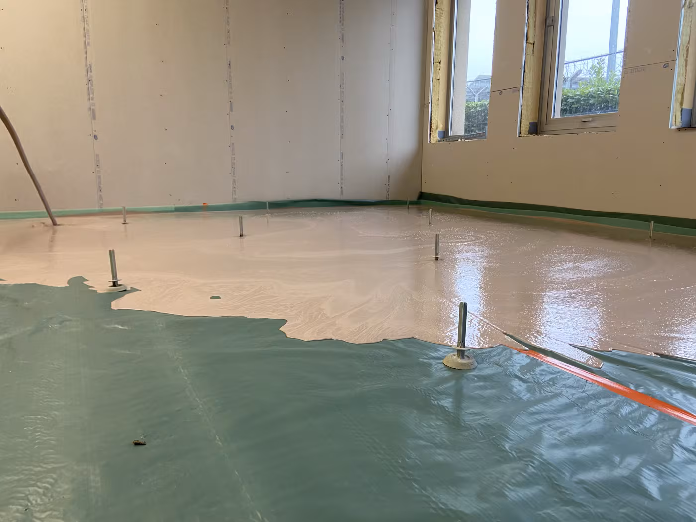 Chantier de chape de ravoirage en intérieur