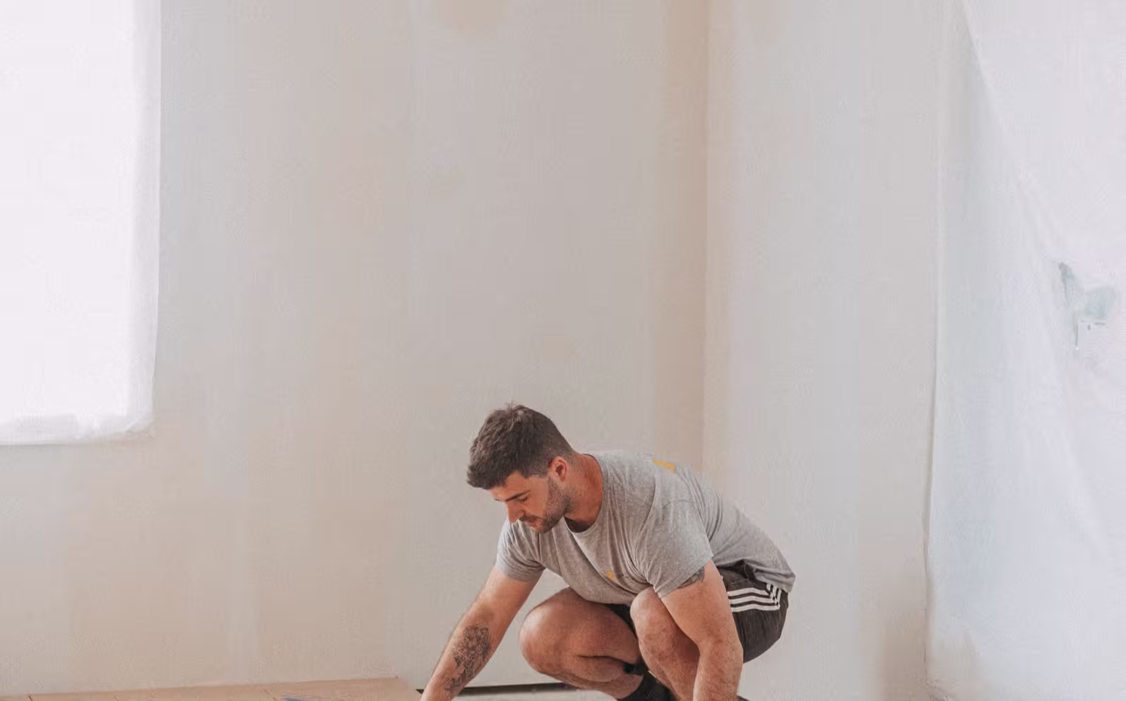 Isolant de sol en cours de pose dans un logement